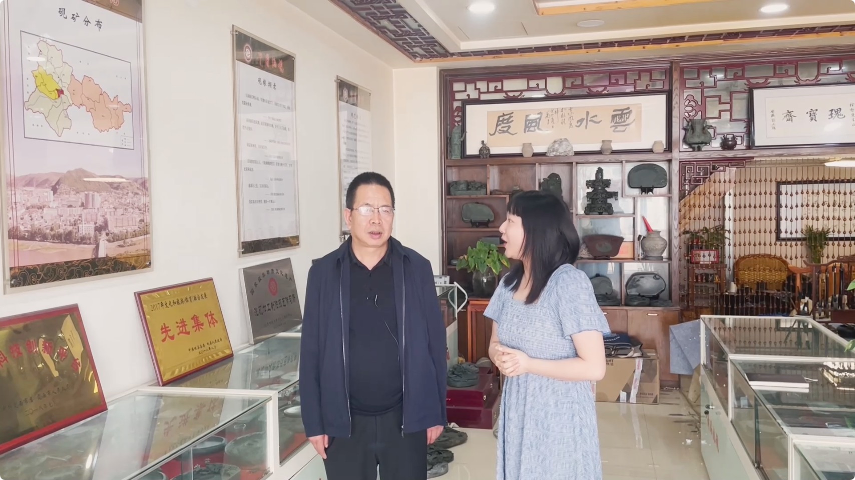 圖片5：國家級非物質(zhì)文化遺產(chǎn)洮硯制作技藝省級傳承人徐哲（左）.jpeg