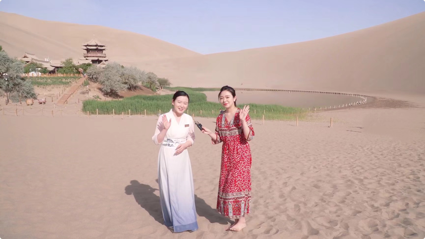 圖片7：月牙泉景區(qū)講解員杜麗婷（左）.jpeg