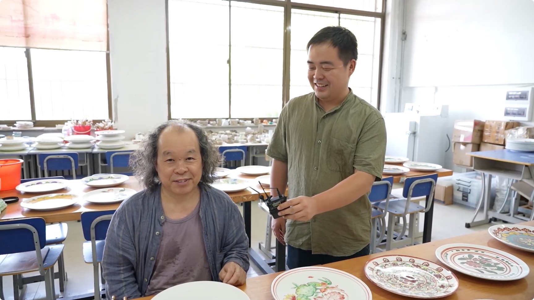 圖片8：國(guó)家高級(jí)工藝美術(shù)師徐繼忠（左）.jpeg