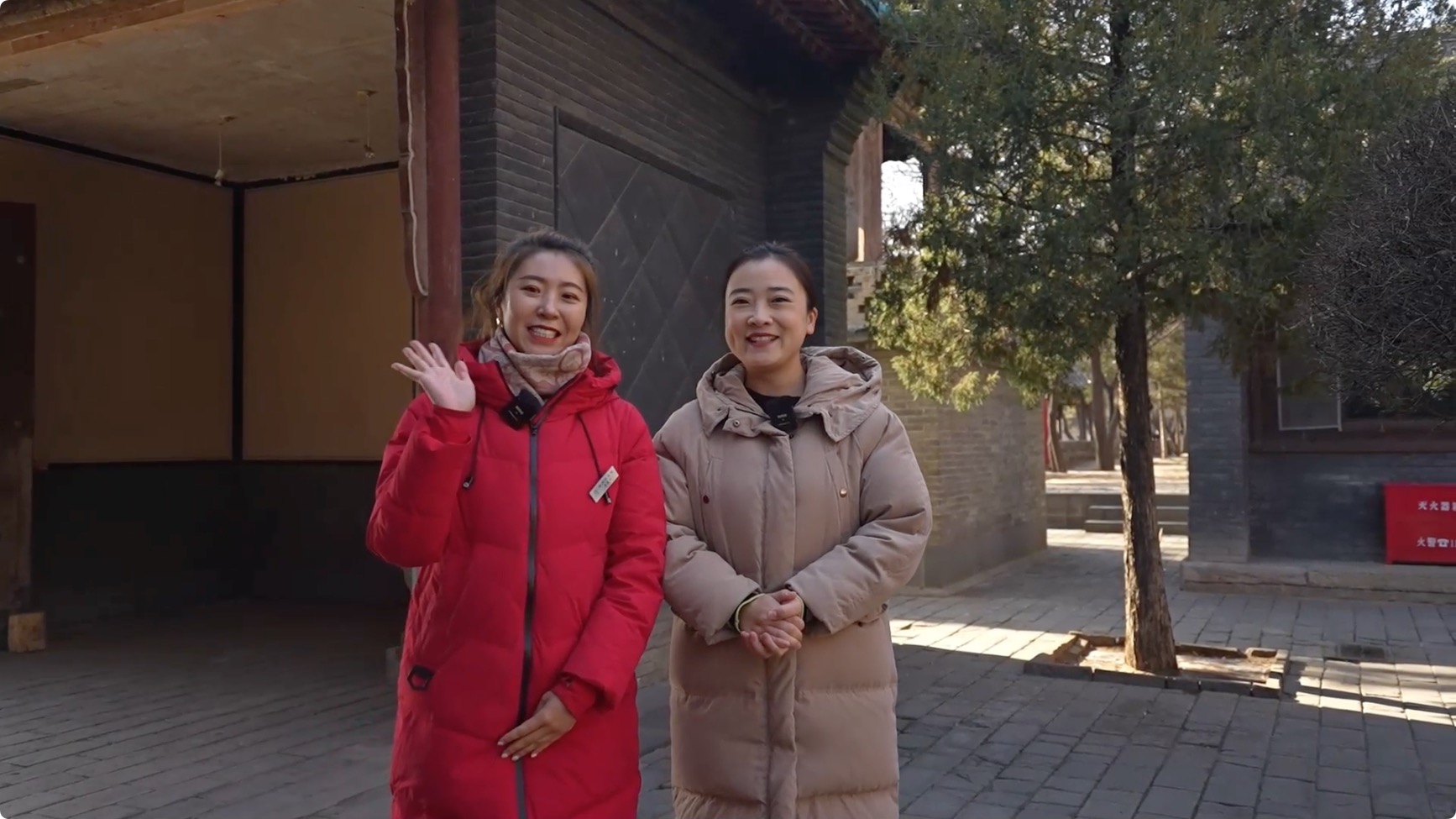 圖4：云岡石窟講解員貢思洋和外景老師張?jiān)埔荩ㄓ遥?jpg