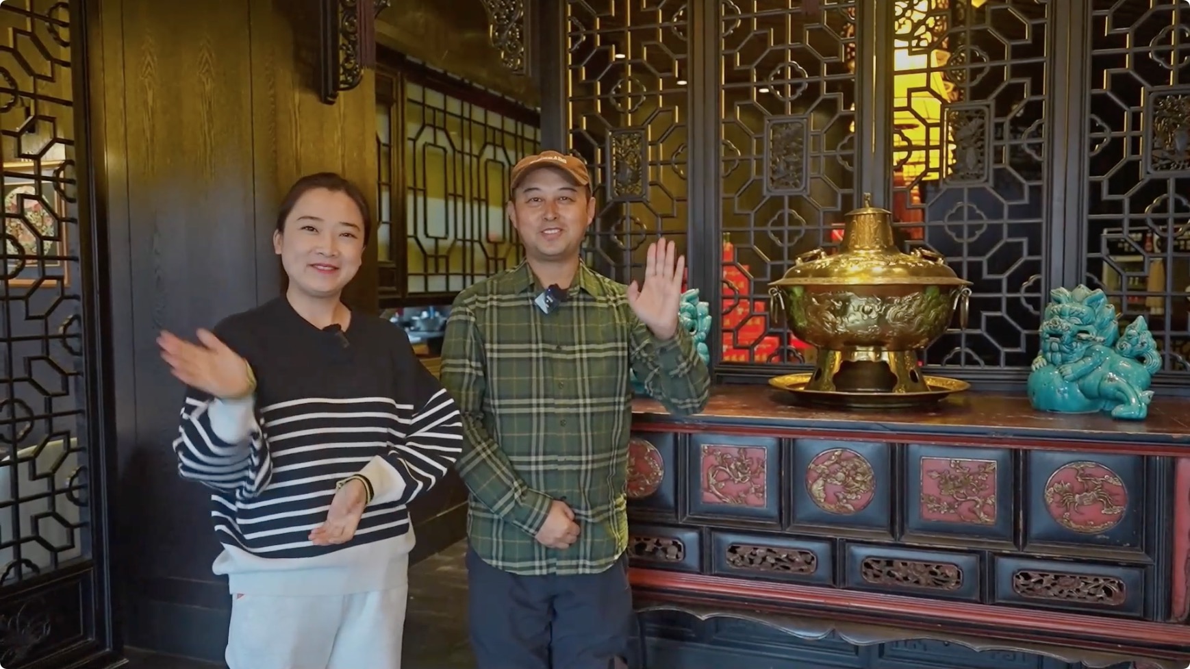 圖4：大同作家協(xié)會副主席民俗專家周智海和外景老師張?jiān)埔荩ㄗ螅?jpg